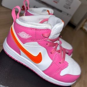GENTLY USED TD JORDAN 1 MID PINKSICLE SIZE 8